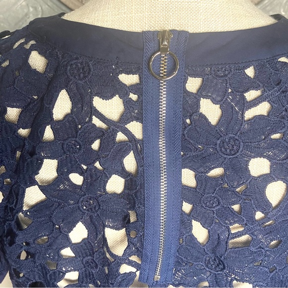 Anthropologie Eri + Ali Remy Navy Eyelet Lace Peplum Top- Size Small - Picture 11 of 14